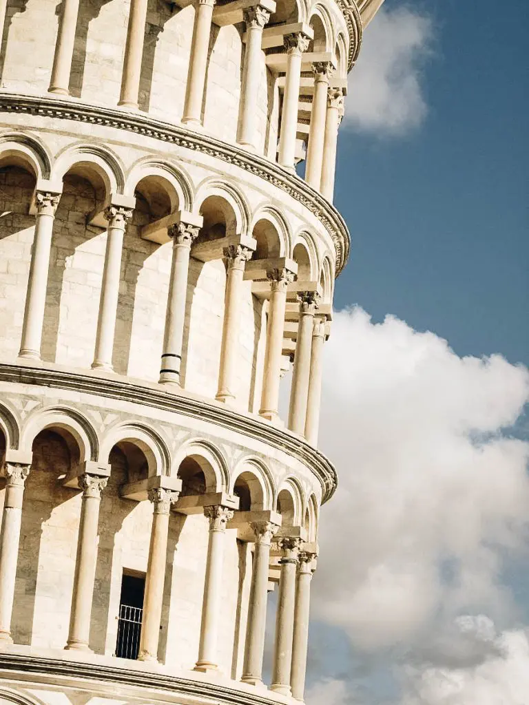 Leaning Tower of Pisa zoomed