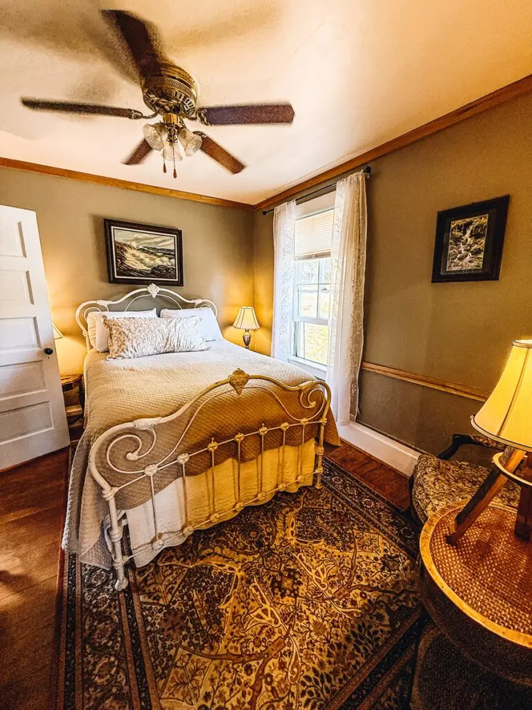 Historic Requa Inn Room