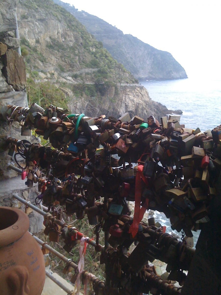 Paris: after the Pont des Arts, the love locks will be removed in  Montmartre 