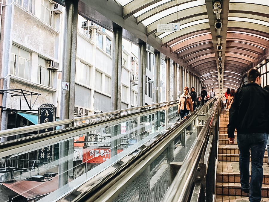 Montez sur les escaliers mécaniques des niveaux centraux et intermédiaires