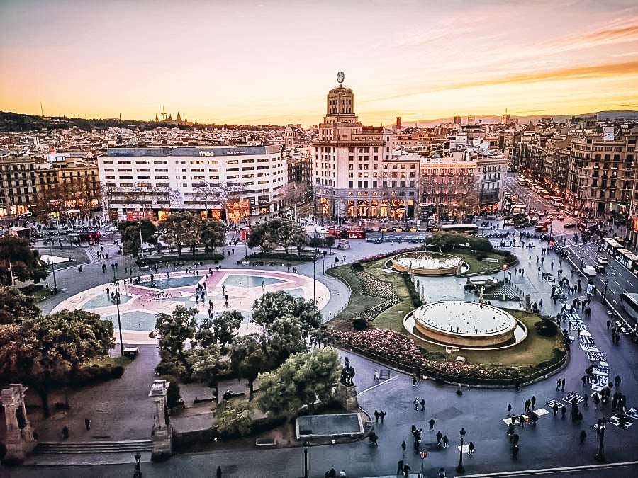 Hang Out in Plaça de Catalunya