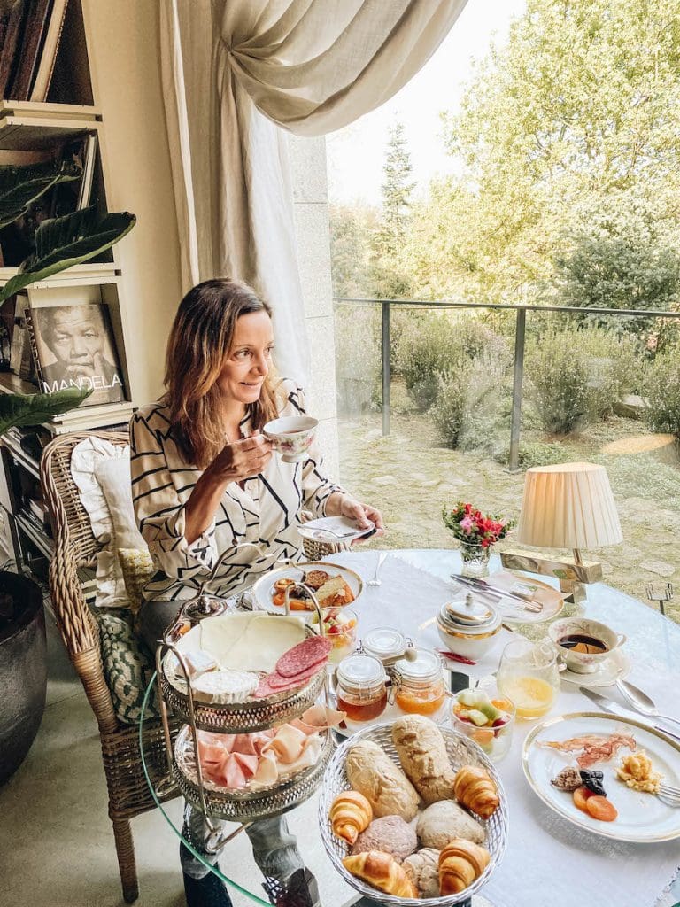 Annette on a tea party