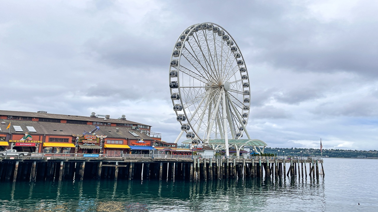 Large ferris wheel on a pier